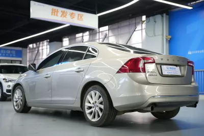 Volvo S60 2015, фото 4