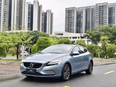 Volvo V40 2017, фото 1