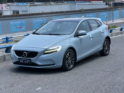 Volvo V40 2016, фото 1
