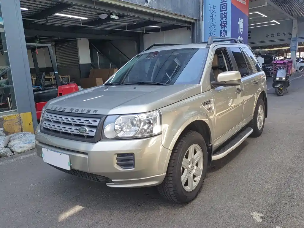 Land-Rover Big 7 SUV 2012